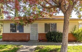 Great Condo nestled in the middle of two grassy areas- Super location to Freeway - 2 Bed 1 bath