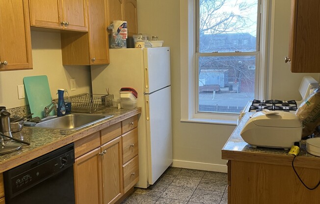 3 beds, 1 bath, $4,200, Unit 4