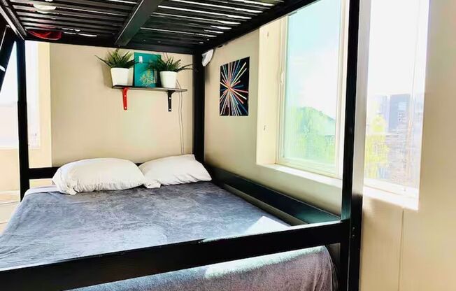 Studio, 1 bath, 300 sqft, $1,100