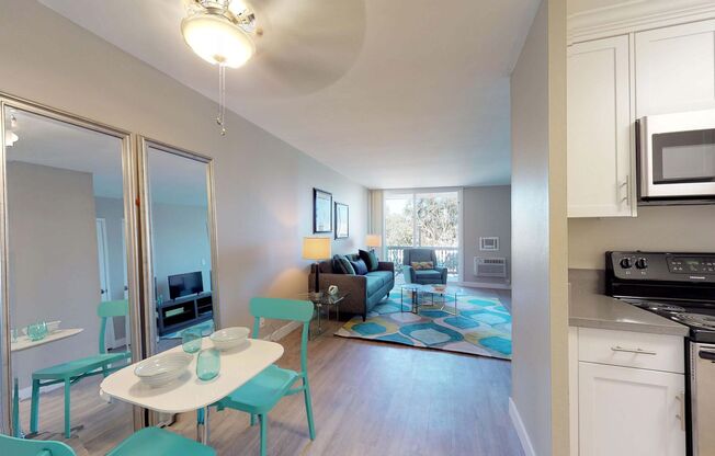 Fleetwood - Luxurious apartment home with patio, A/C, assigned parking in resort-style community