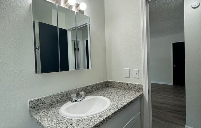 2 beds, 1 bath, 840 sqft, $1,300, Unit 687