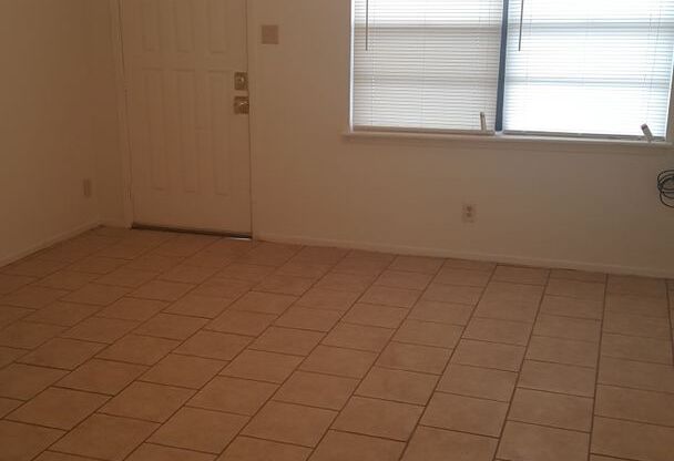 2 beds, 1 bath, 650 sqft, $695