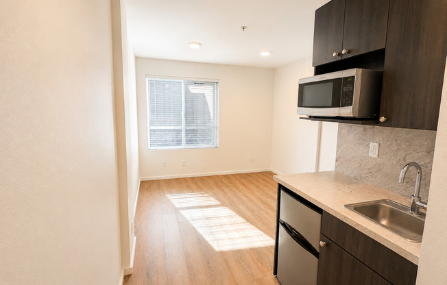 Studio, 1 bath, 190 sqft, $1,095, Unit 415