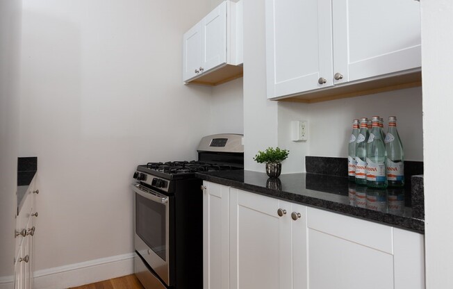 2 beds, 1 bath, 758 sqft, $3,200, Unit 43