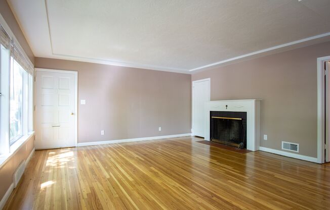Beautiful 3-Bedroom Duplex in West Moreland Ready Now!