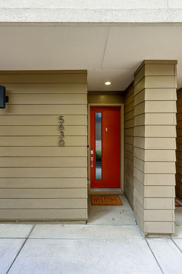Modern 3-story Townhome | Rooftop Deck + Garage | Prime Old Town Littleton