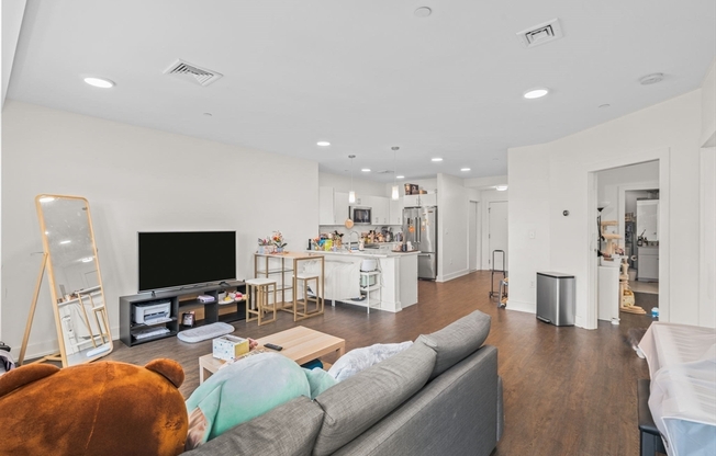 2 beds, 2 baths, 1,009 sqft, $4,100, Unit 301