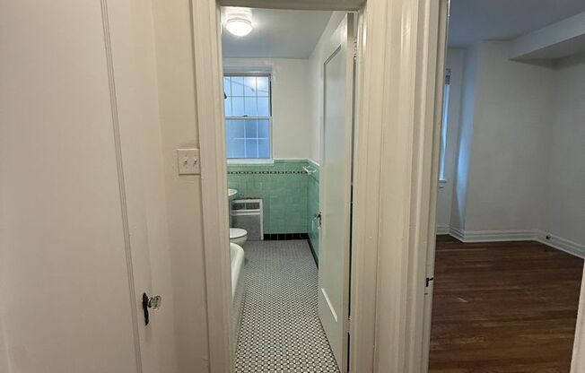 1 bed, 1 bath, 962 sqft, $1,510, Unit New King Edward  306
