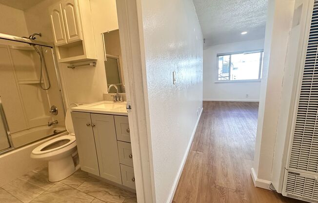 2 beds, 1 bath, 800 sqft, $2,300, Unit B