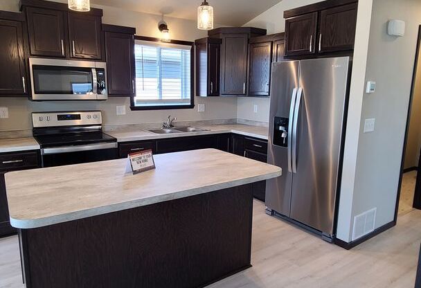 Horace - 3 Bedroom & 2 Bathroom House - Fenced Yard