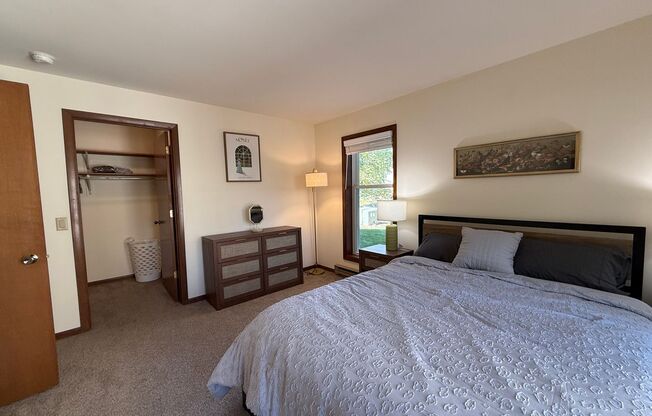 2 beds, 1 bath, 950 sqft, $2,350, Unit 7709CA