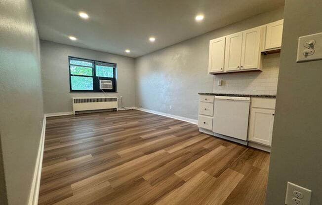 1 bed, 1 bath, 450 sqft, $1,549, Unit 5326 Fifth Ave. #21