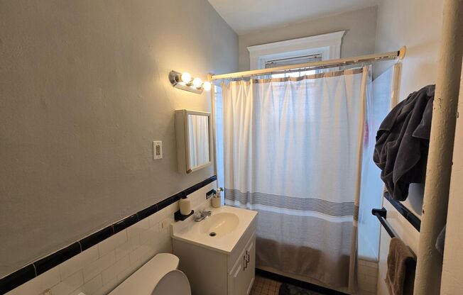 Close to T - Pet Friendly - On site laundry