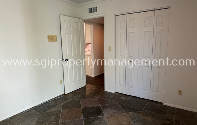 1023 E LAGUNA DR