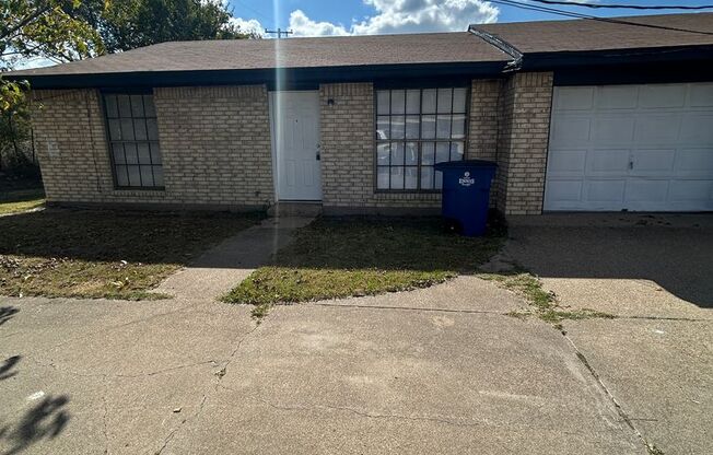 Charming 2 bedroom, 1 bathroom Duplex, located in Ennis, TX