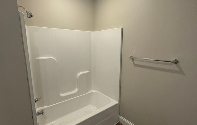 2 beds, 1 bath, 950 sqft, $1,100, Unit 215