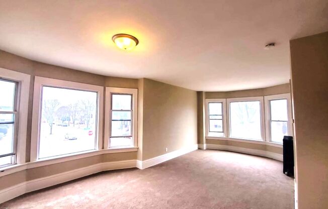 2 beds, 1 bath, 920 sqft, $950, Unit Upper #1