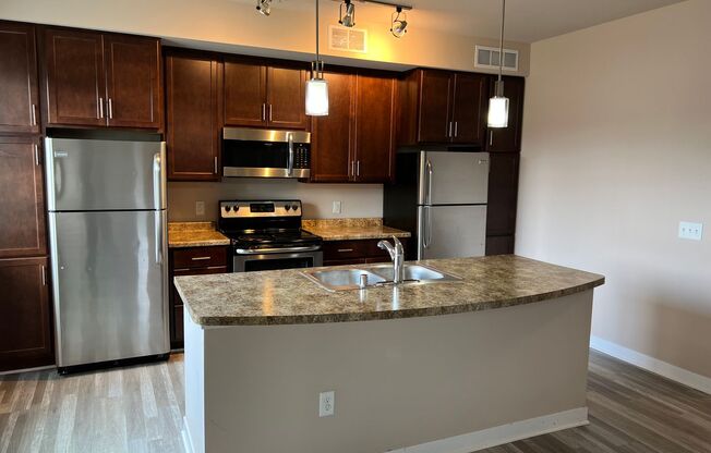 Modern 5 Bedroom Townhouse next to UW Whitewater Campus!!!
