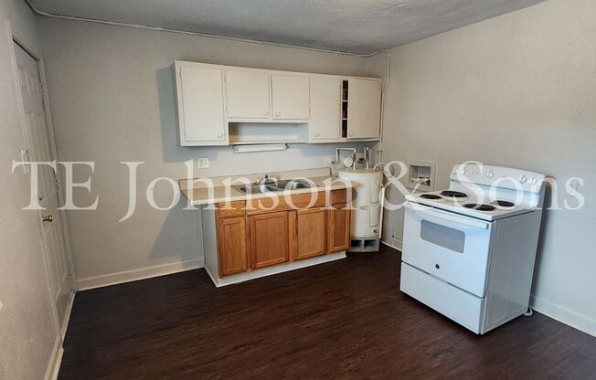 Cozy 2 Bedroom Apartment on N Cameron Ave