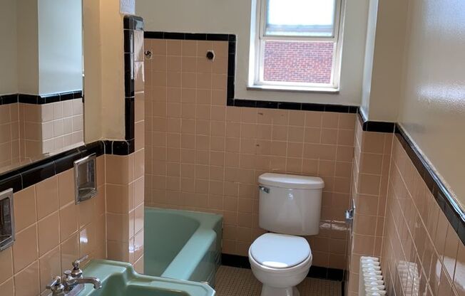 3 beds, 1 bath, $2,150, Unit 410C