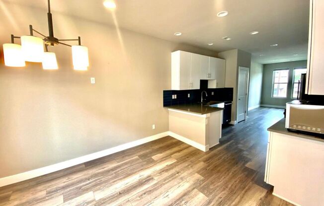 Sleek 3 Bedroom Townhome - Lincoln Park