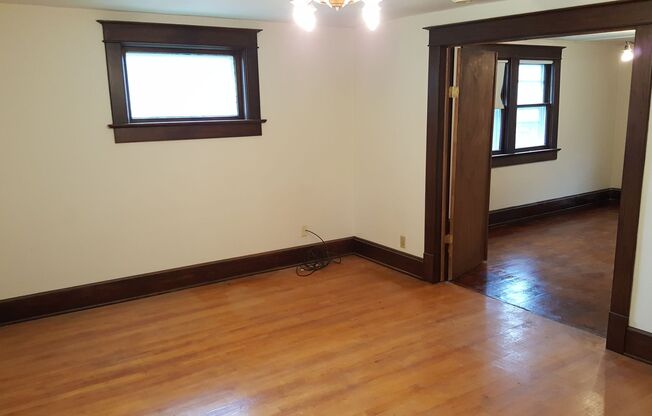 3 beds, 1 bath, $1,195, Unit Lower