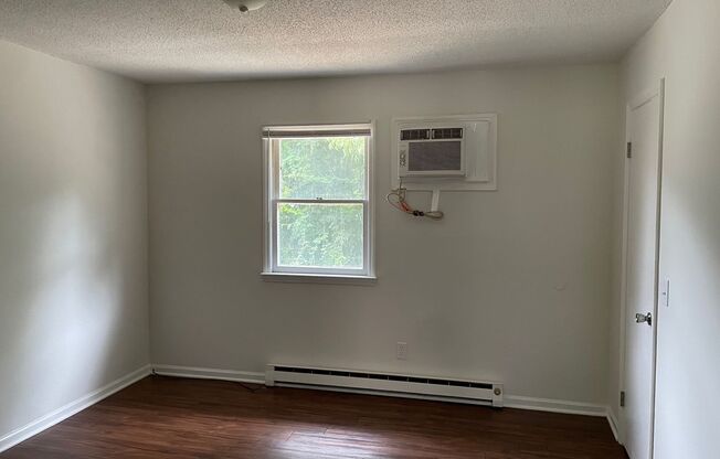 1 bed, 1 bath, $750, Unit 252-1 S. ELM ST