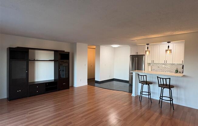 3 beds, 2 baths, 1,375 sqft, $5,200, Unit 9J