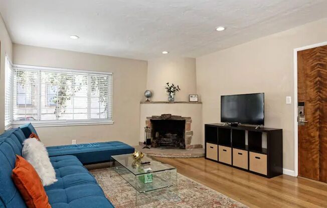 1 bed, 1 bath, $2,200, Unit 2125 Santa Clara Ave C