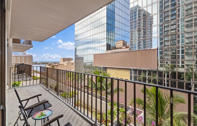 Downtown Honolulu Condo - AC . W/D . Full Kitchen