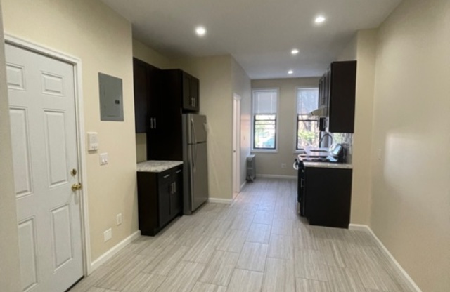 2 beds, 1 bath, $2,510, Unit R3