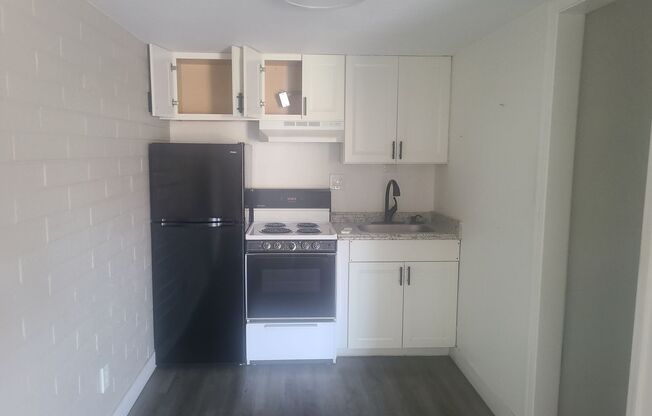 Studio, 1 bath, 400 sqft, $825, Unit 103