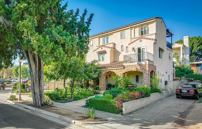 ELEGANT 3 BD / 2.5 BA TOWNHOME IN QUIET PASADENA