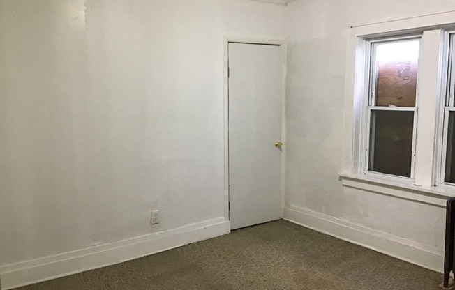 2 beds, 1 bath, $795, Unit #4