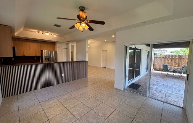 Beautiful 4/3 House - Charming Patio