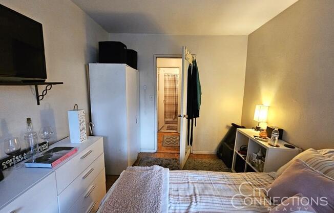 2 beds, 1 bath, $3,500, Unit 4-F