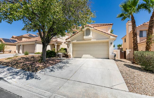 SUMMERLIN, SPACIOUS, 4 BED HOME WHITH A LARGE BACKYARD