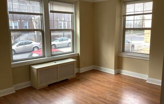 Studio, 1 bath, 450 sqft, $945, Unit 108