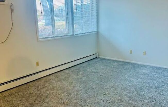 2 beds, 1 bath, 885 sqft, $1,249, Unit Unit 3