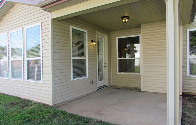 Grand 5 Bed/ 4 Bath Home - Waterlynn Subdivision - Chef's Kitchen - Sunroom - Covered Back Deck - Community Pool