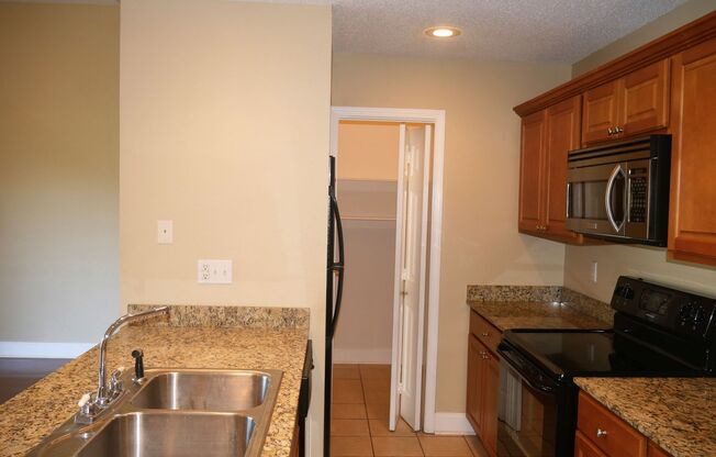 2 beds, 2 baths, $1,425, Unit 106