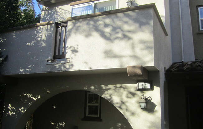 SPACIOUS 3 BEDROOM, 3.5 BATHROOM TOWNHOUSE IN AN EXCELLENT LOCATION. GARAGE. LAUNDRY. BALCONY. A TRUE MUST SEE!!!