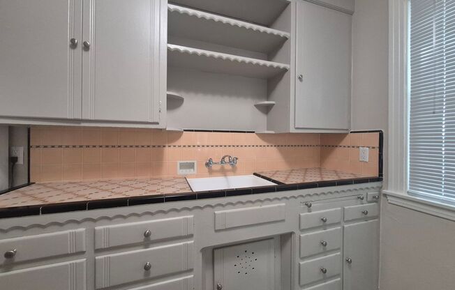 Charming Studio- Historic Charm!  Live Next to R Street, the Historic District —$700 Lease Signing Bonus!