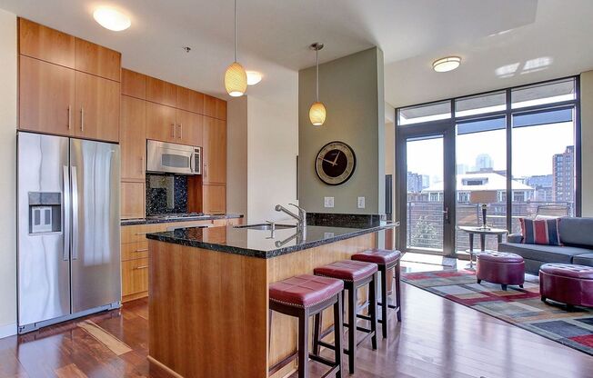 Gorgeous 1br/1.5ba condo + bonus room and Parking in Park Place in the North Pearl