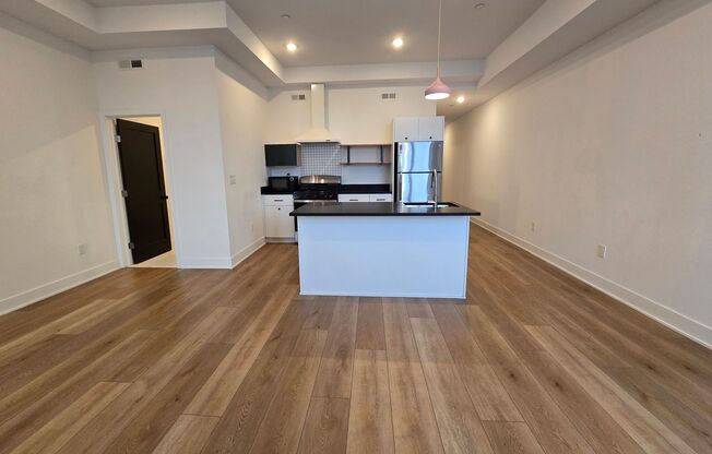 Bright 1 bedroom available now - MOVE IN SPECIAL!