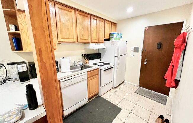 2 beds, 1 bath, 668 sqft, $2,400, Unit 11