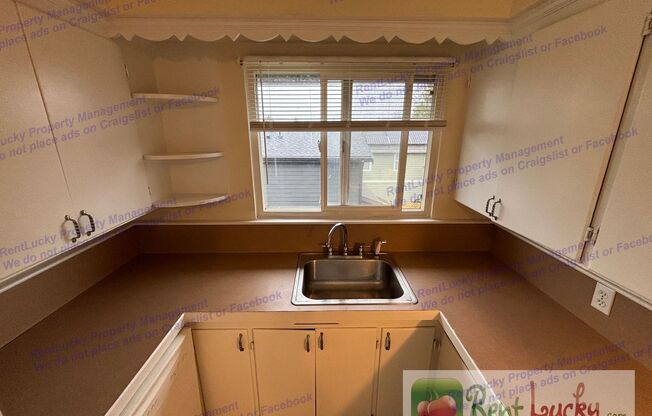 Cute 4-Bedroom Duplex w/Attached Garage in Seward Park Area in Seattle!!