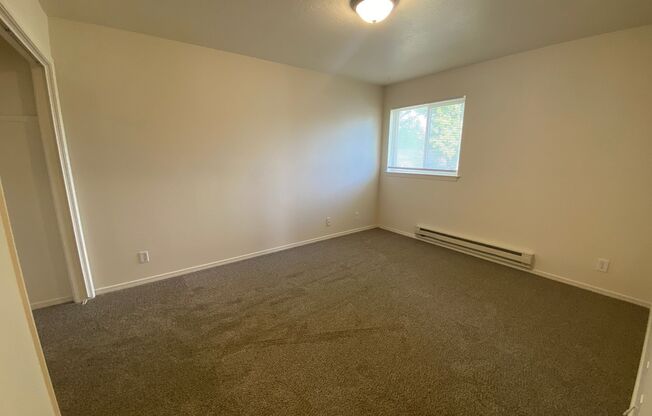 3 beds, 1 bath, 1,023 sqft, $1,050, Unit 2095 #4