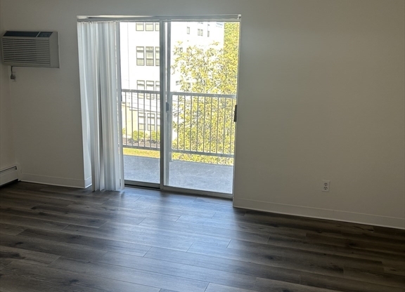 2 beds, 1 bath, 800 sqft, $2,200, Unit 35