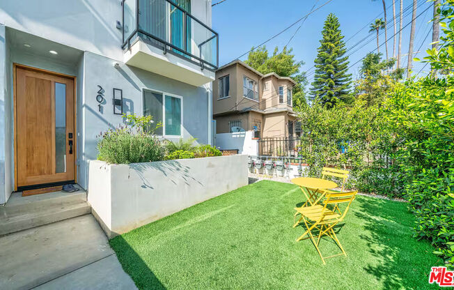 201 1/2 S WESTLAKE AVE